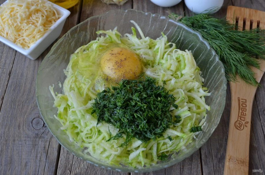 Шаг 3: Кабачковые оладьи с сыром и зеленью