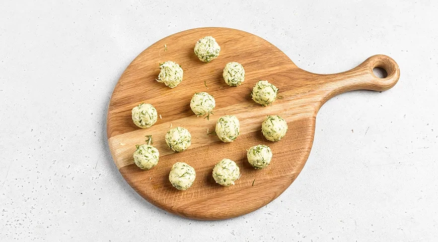 Канапе с крабовыми палочками: шаг 3