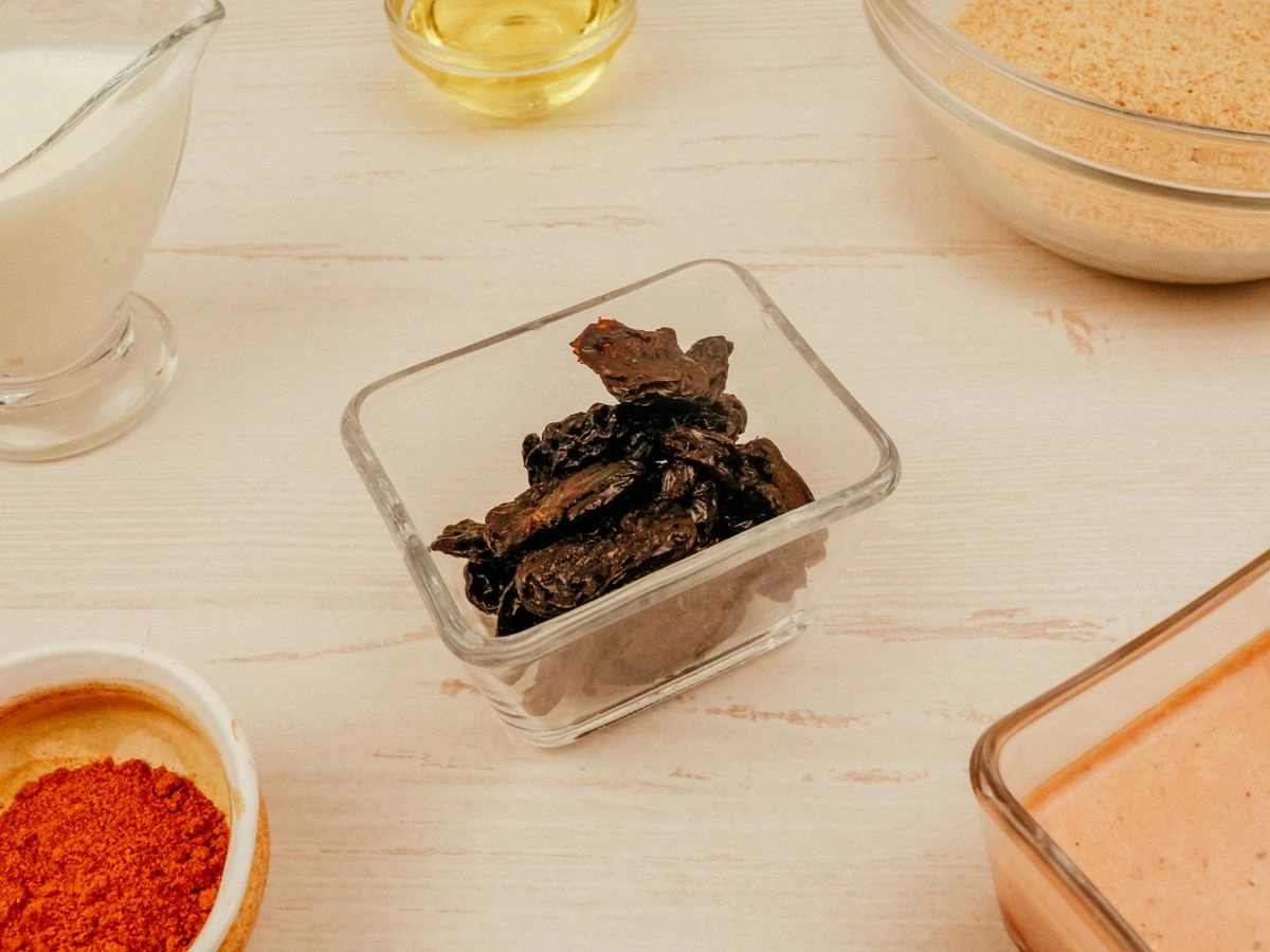 Шаг 3: Канапе с курицей и черносливом, обжаренные в панировочных сухарях