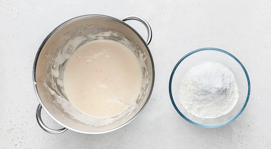 Капкейки с начинкой внутри, украшенные кремом: шаг 3