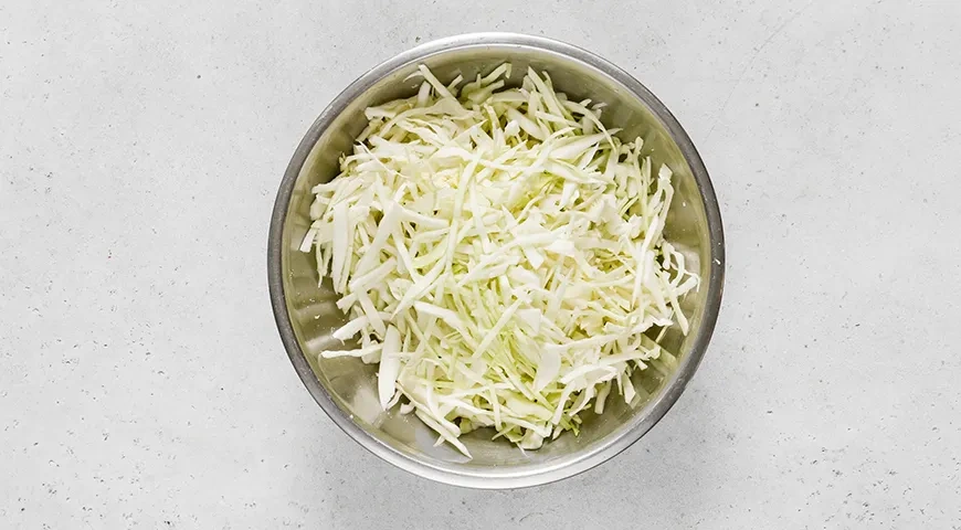 Капуста с луком и морковкой на сковороде по-домашнему: шаг 3