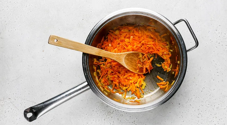 Капуста в нежной томатно-сметанной заливке по-домашнему: шаг 3