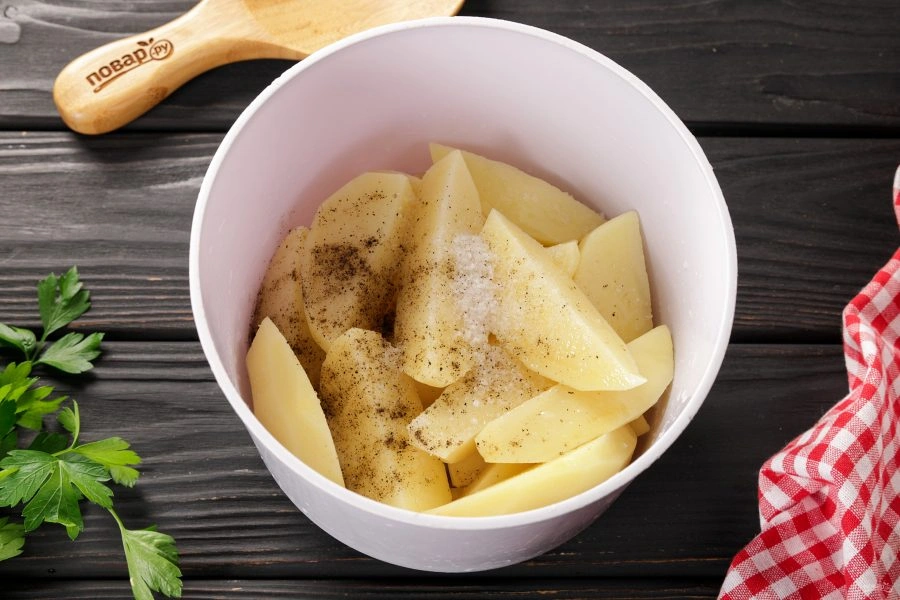 Шаг 3: Картофель подеревенски в мультиварке