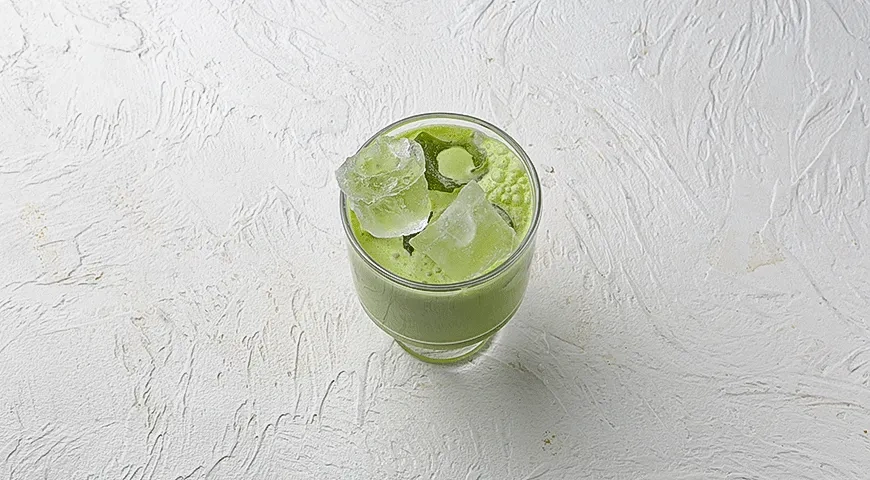 Коктейль с ананасовым соком и шпинатом «Парадайз»: шаг 3