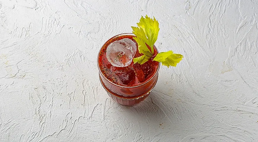 Коктейль с томатным соком, сельдереем и перцем «Томатный Цезарь»: шаг 3