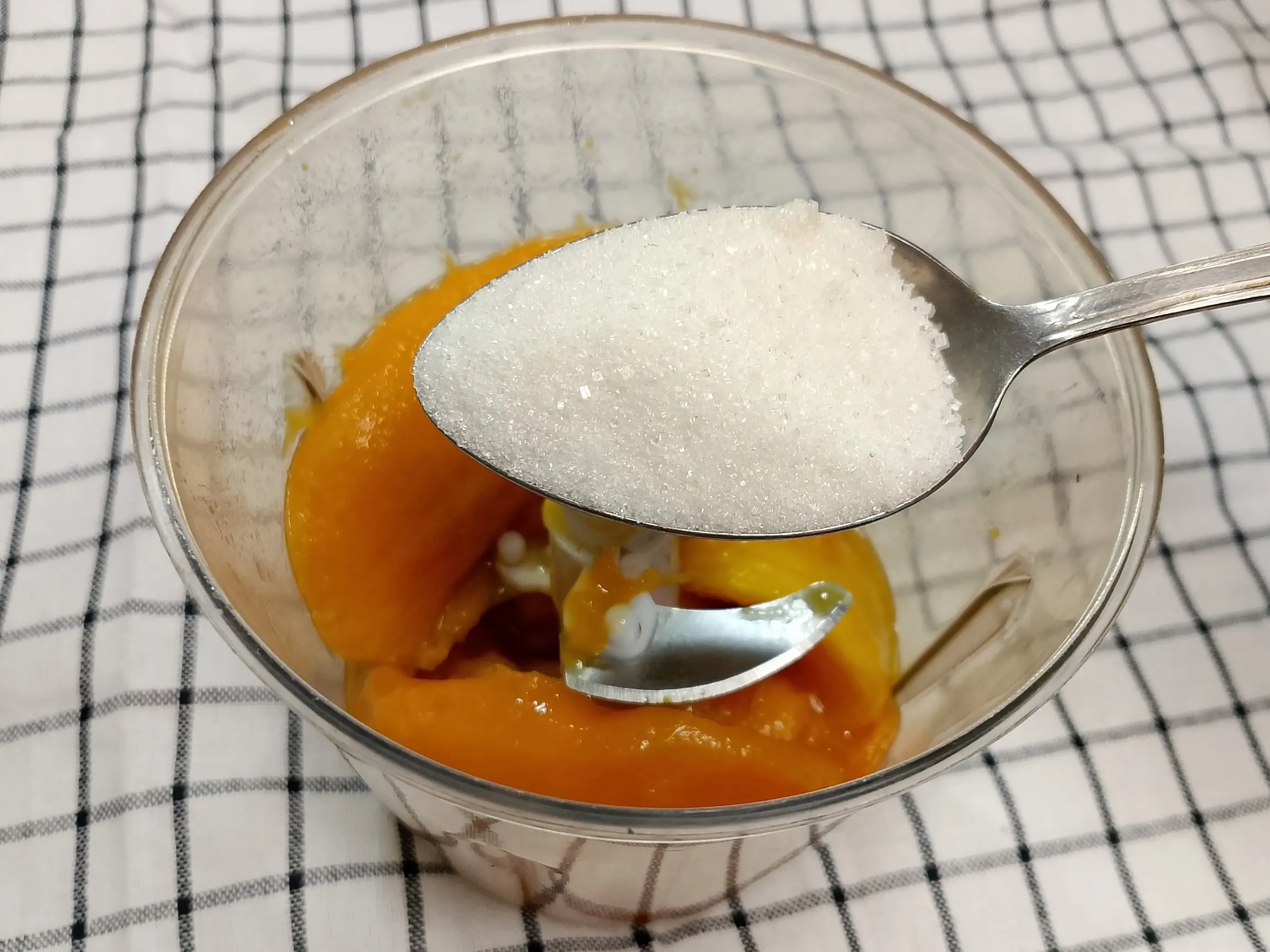 Шаг 3: Коктейль с шампанским и манго на 14 февраля