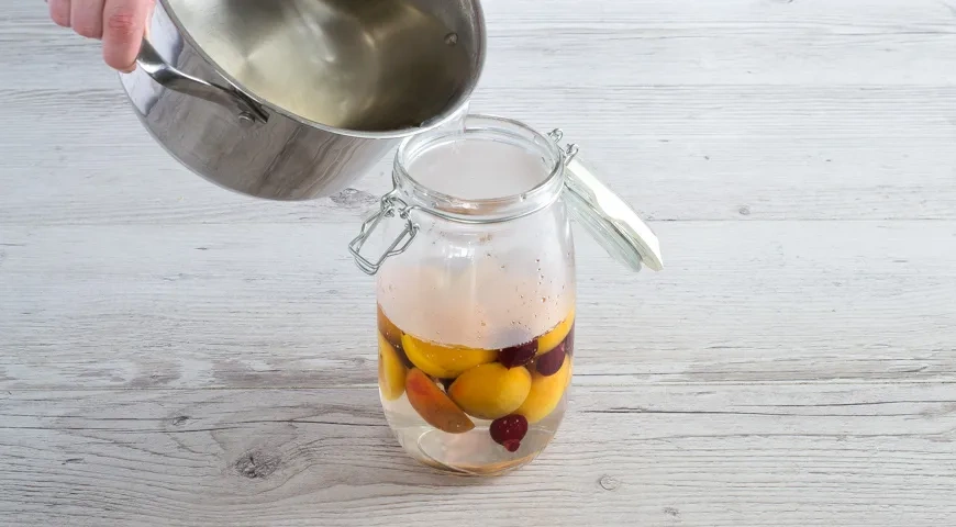 Компот из абрикосов и вишни: шаг 3