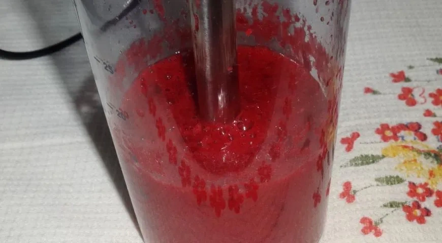 Компот из клюквы и кураги: шаг 3