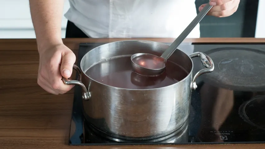 Компот из крыжовника и малины: шаг 3