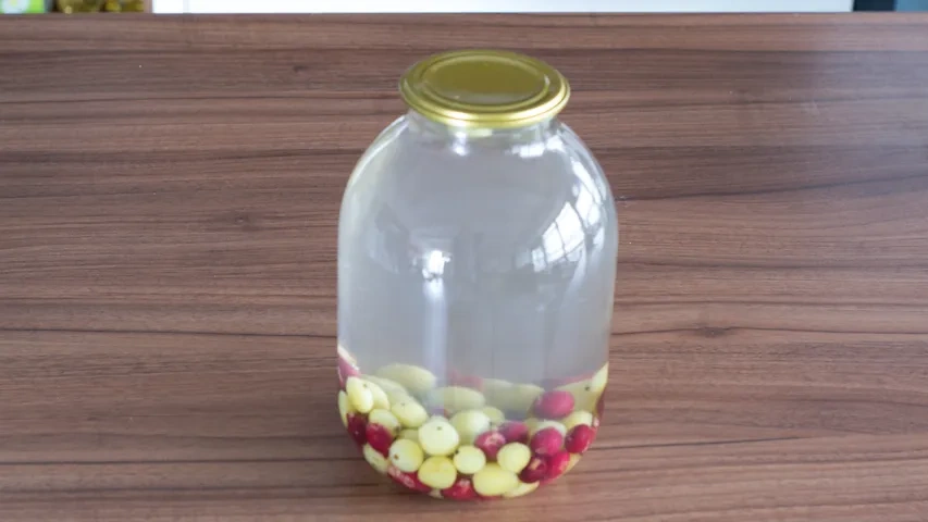 Компот из вишни и крыжовника: шаг 3