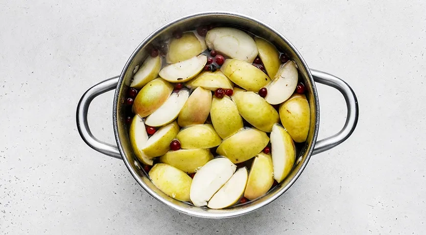 Компот из яблок и клюквы: шаг 3