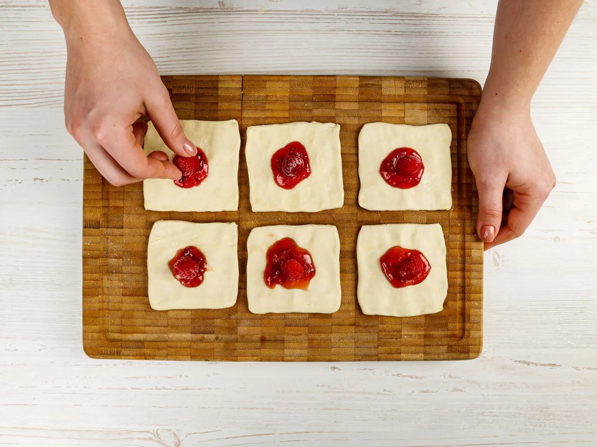 Шаг 3: Конвертики с малиной