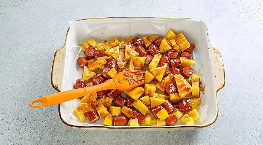 Копченые колбаски с ананасами в духовке: шаг 3