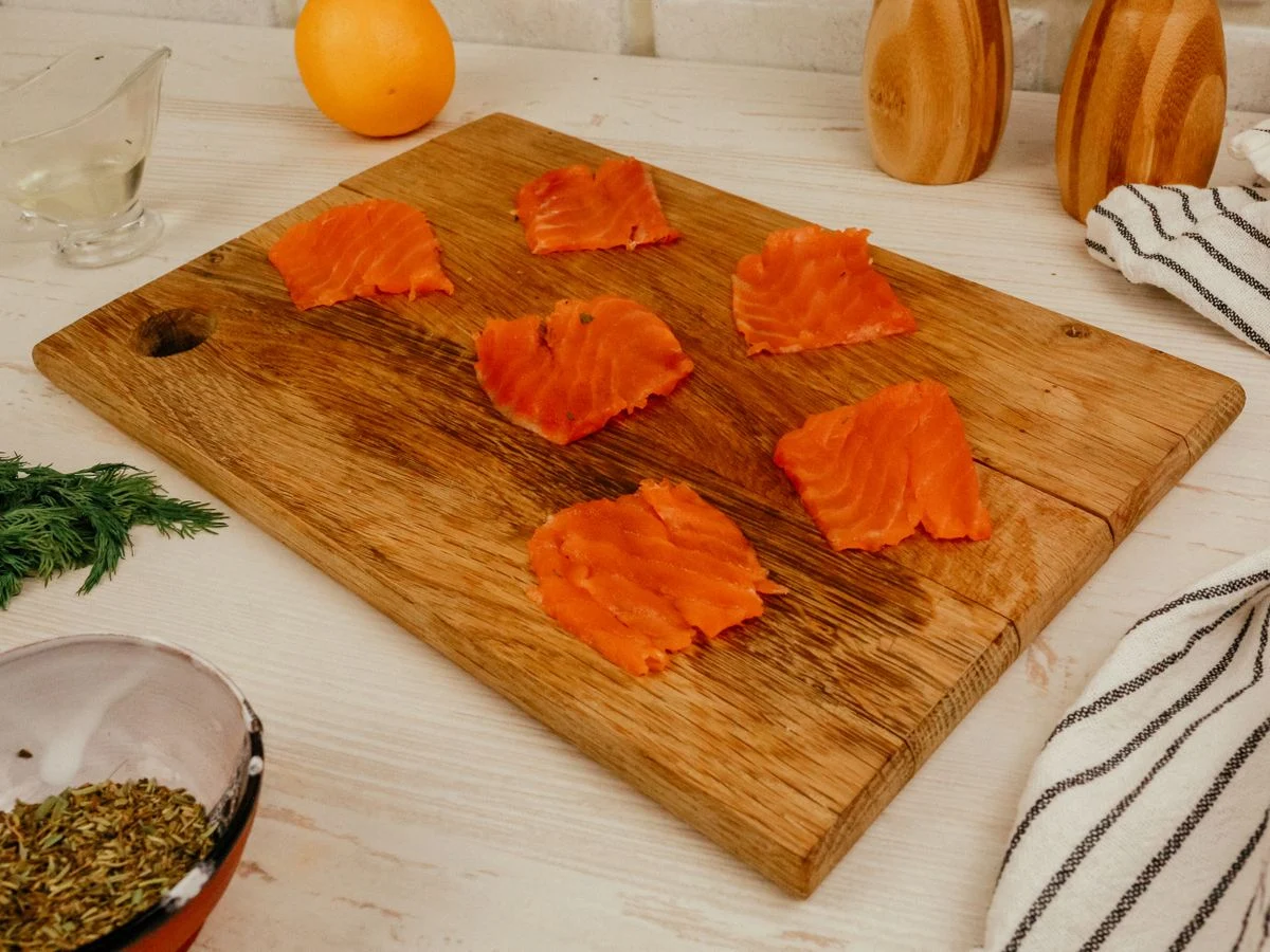 Шаг 3: Корзинки из огурцов с копченым лососем