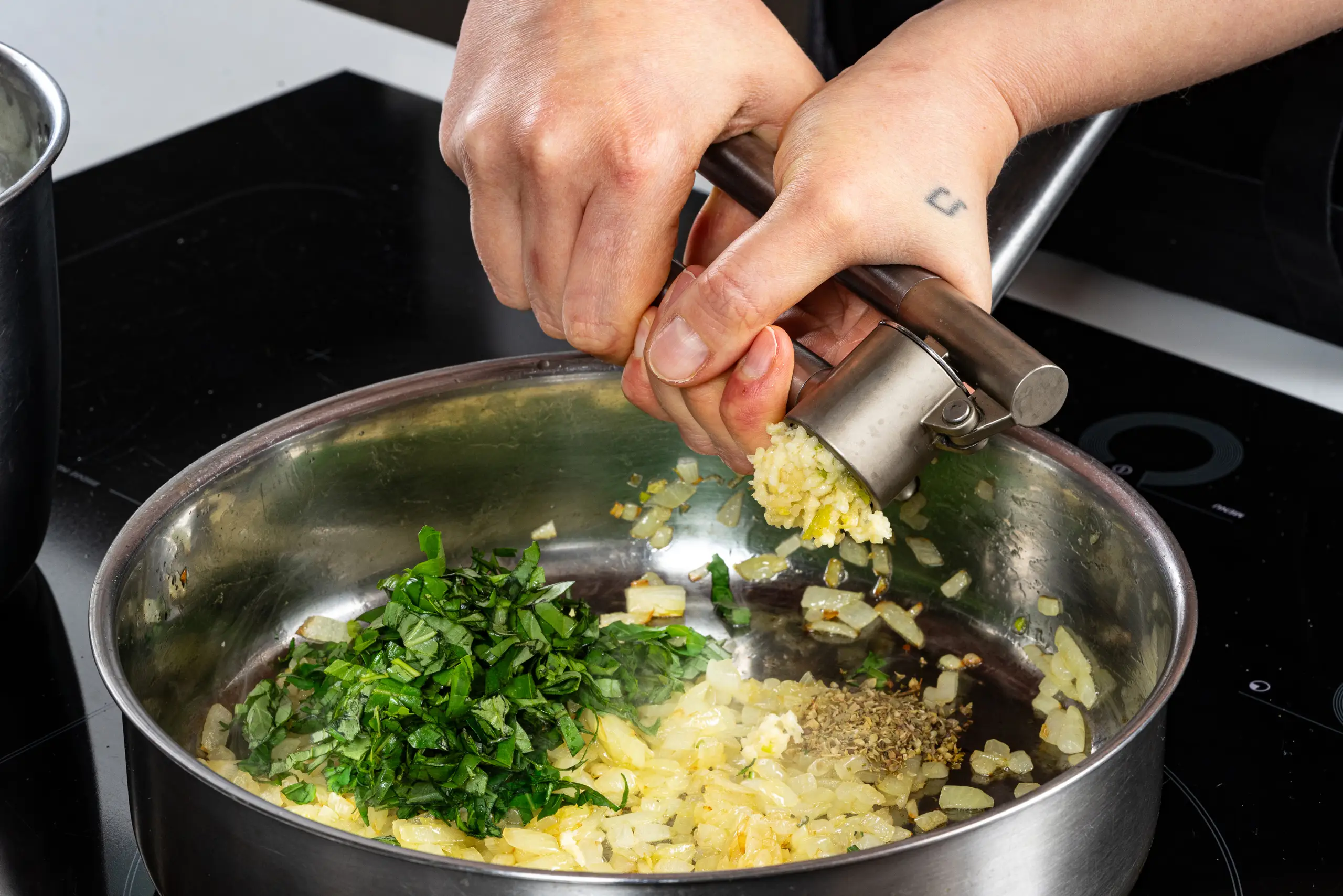 Шаг 3: Котлеты в духовке с томатным соусом