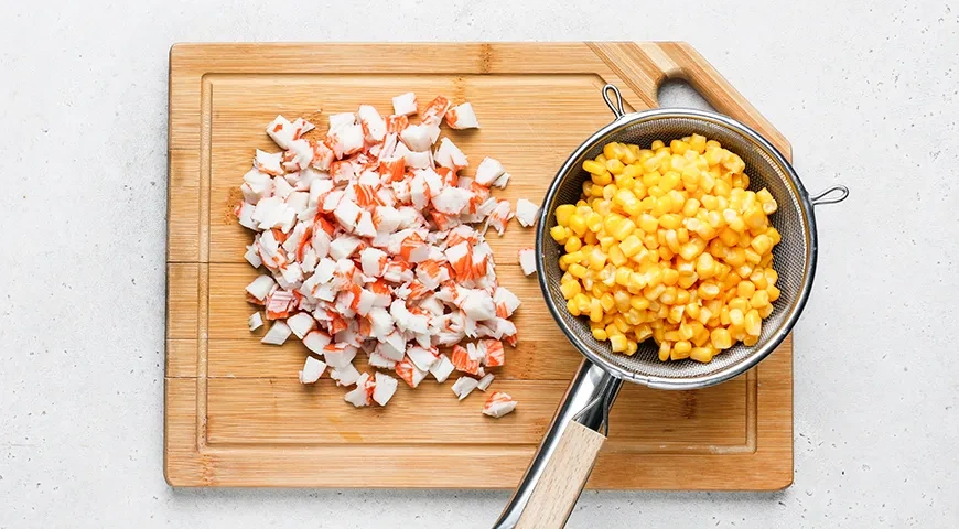 Крабовый салат с картошкой: шаг 3