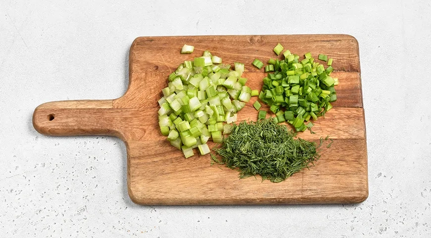 Крабовый салат с креветками: шаг 3