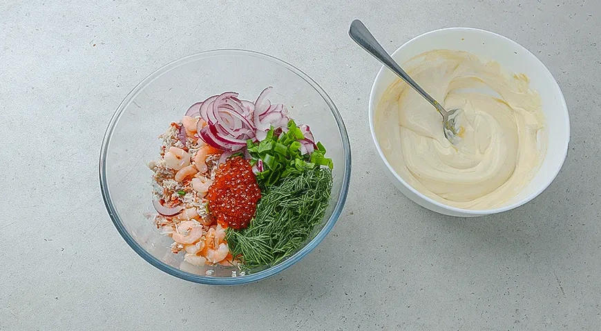 Крабовый салат с креветками и икрой: шаг 3