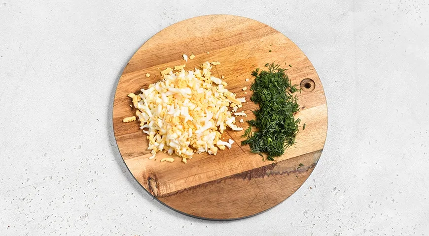 Крабовый салат в тарталетках: шаг 3