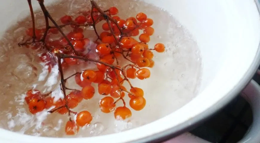 Красная рябина в сиропе на зиму: шаг 3