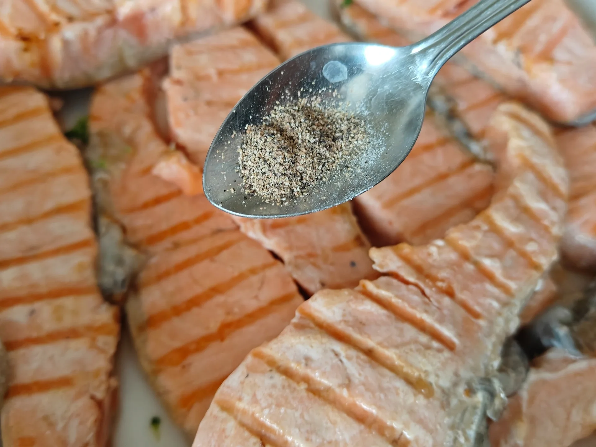 Шаг 3: Красная рыба с брокколи в сливочном соусе