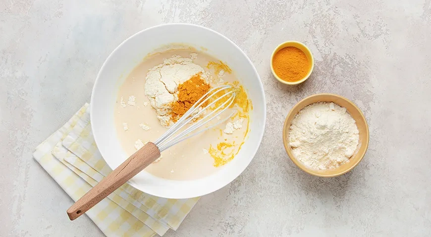 Кукурузные блинчики с куркумой и карамелизованными ананасами: шаг 3