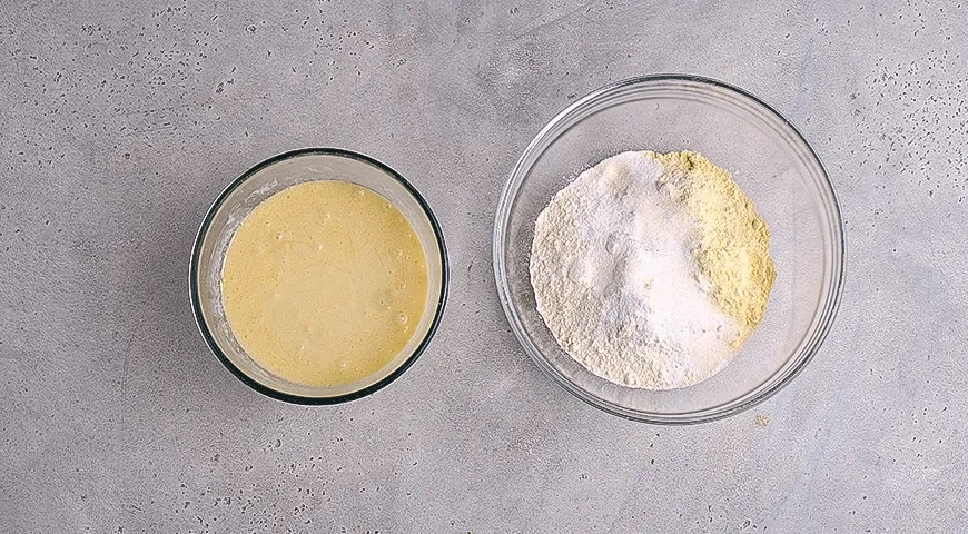 Кукурузные кексы с сосисками: шаг 3