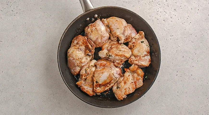 Курица с яблоками на сковороде: шаг 3