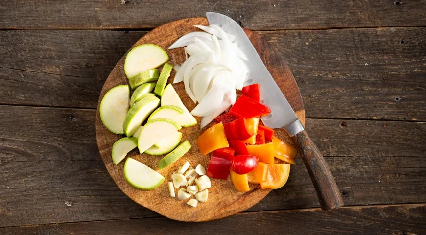 Курица тушеная с кабачками и перцем: шаг 3