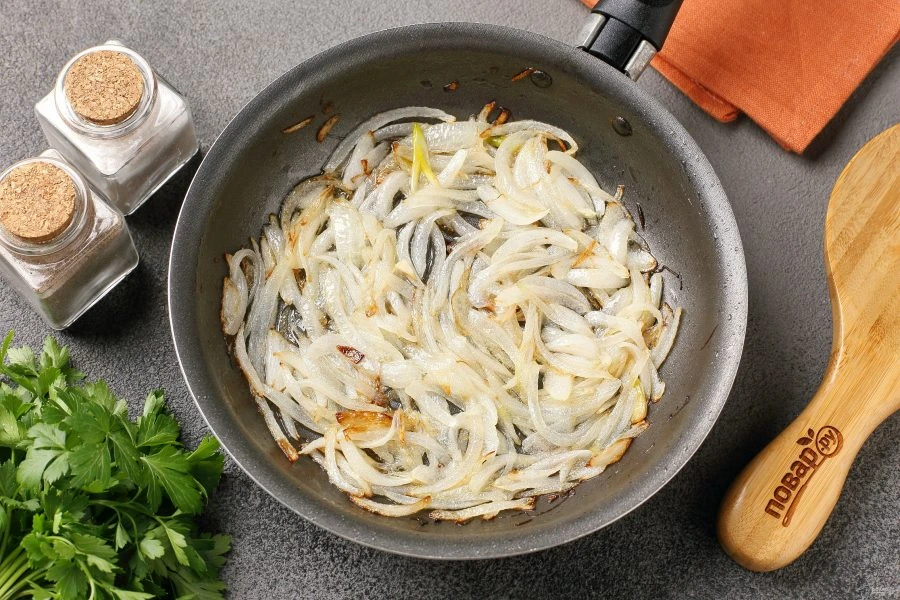 Шаг 3: Куриная печень жареная с луком