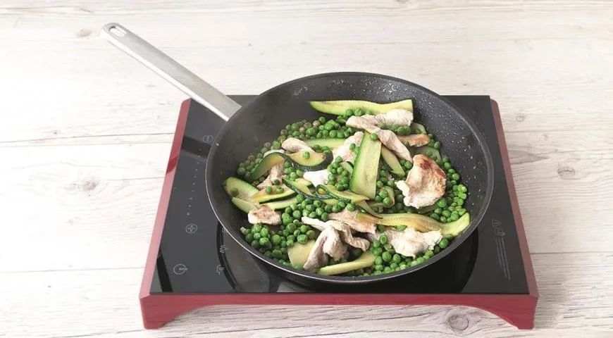 Куриное филе с горошком и цукини: шаг 3