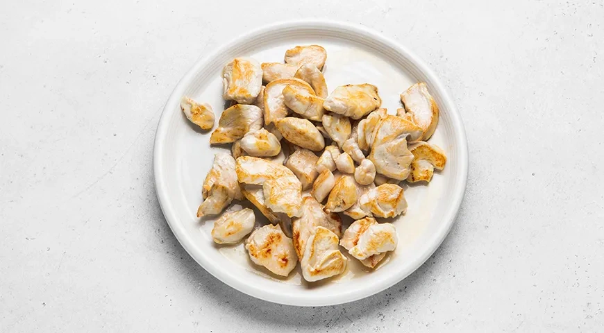 Куриное филе со сметаной и морковкой на сковороде: шаг 3