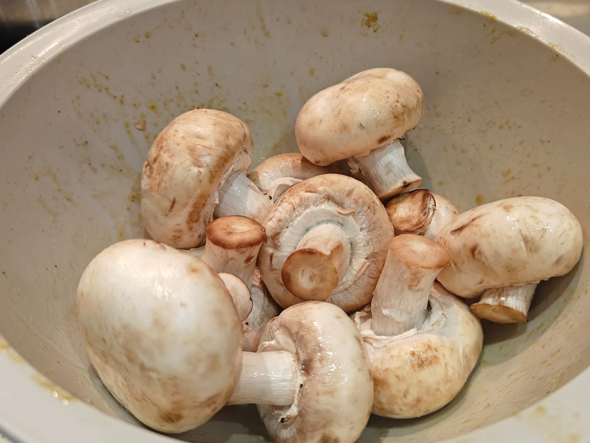 Шаг 3: Куриные бедра в духовке с шампиньонами