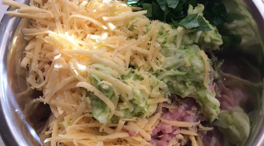 Куриные котлеты с кабачком: шаг 3