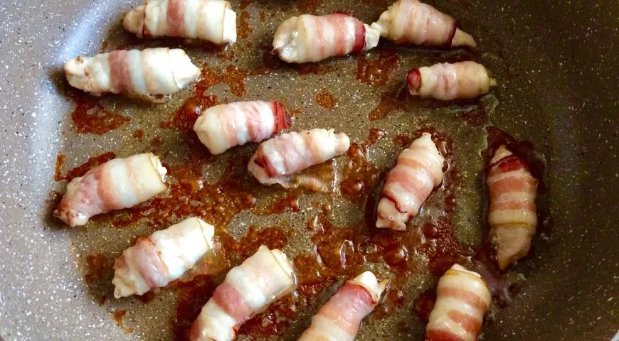 Куриные мини-рулетики с беконом: шаг 3