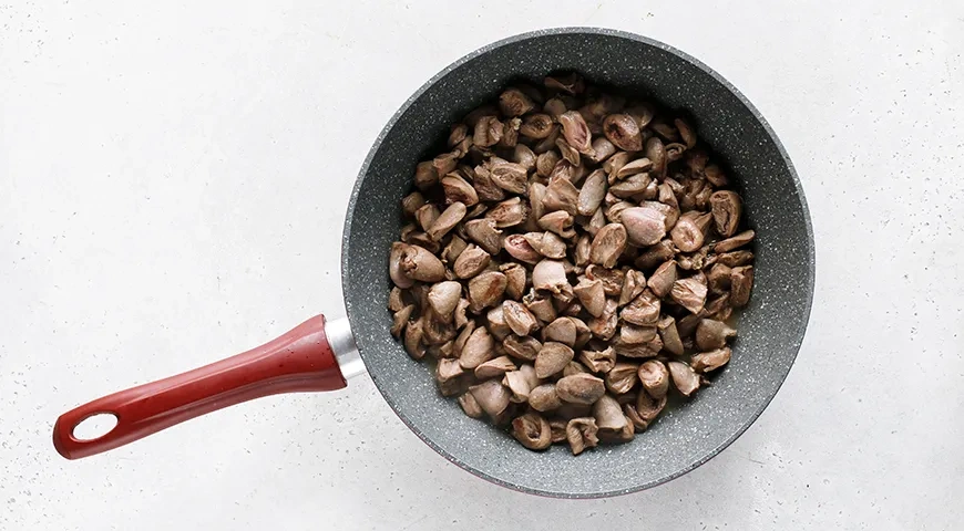 Куриные сердечки с грибами в сметане: шаг 3