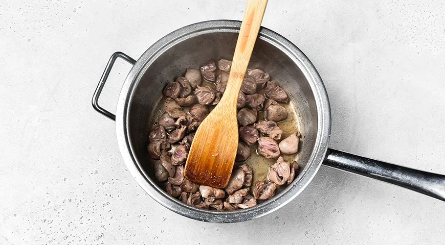 Куриные сердечки, тушенные с солёными огурцами и сметаной: шаг 3