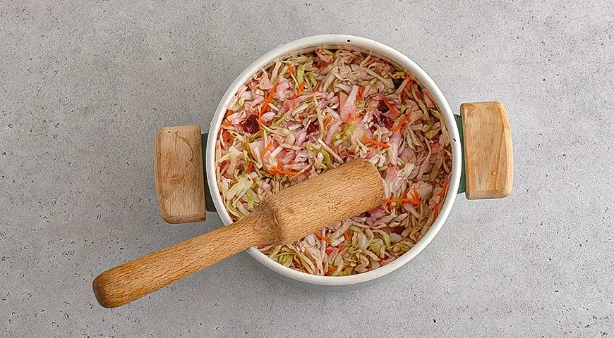 Квашеная капуста в кастрюле: шаг 3