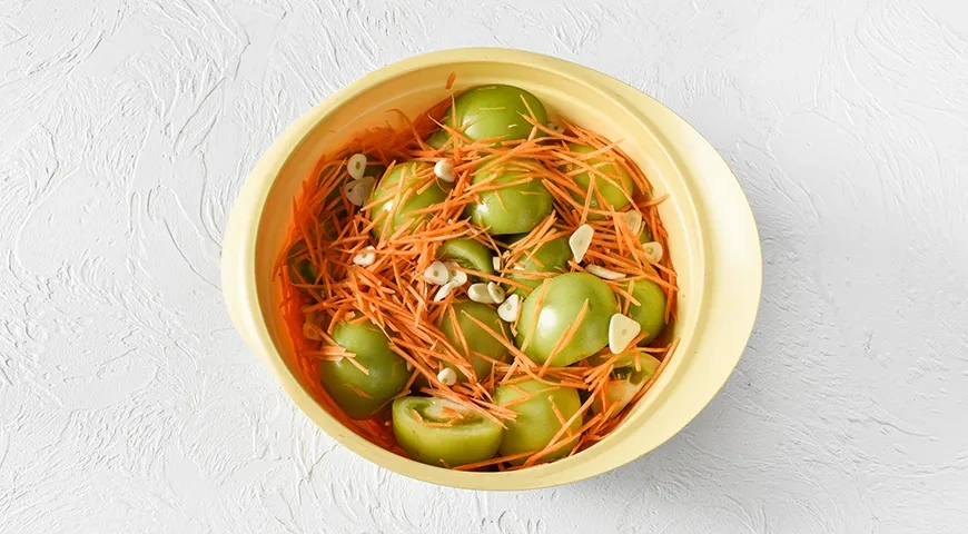 Квашеные зеленые помидоры в кастрюле: шаг 3