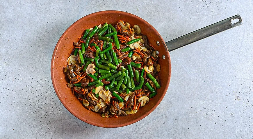 Лапша с говядиной и овощами по-азиатски: шаг 3