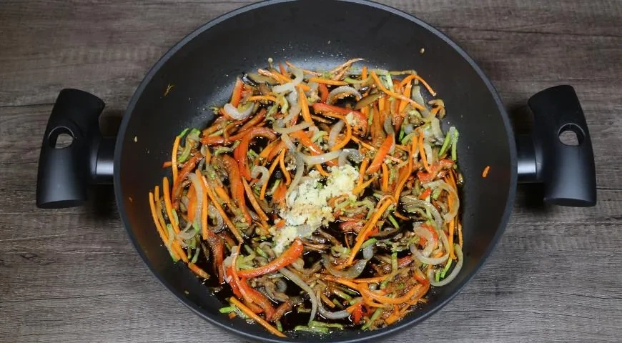 Лапша яичная с красочными овощами: шаг 3