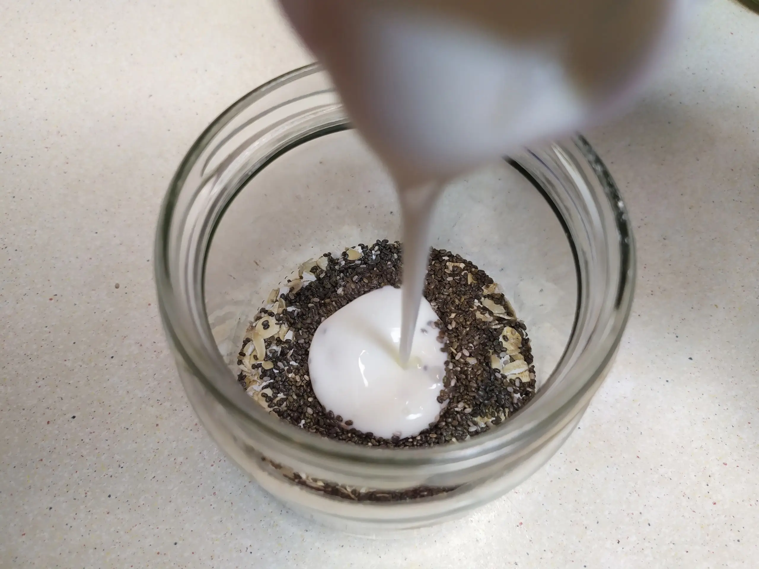 Шаг 3: Ленивая овсянка с клубникой