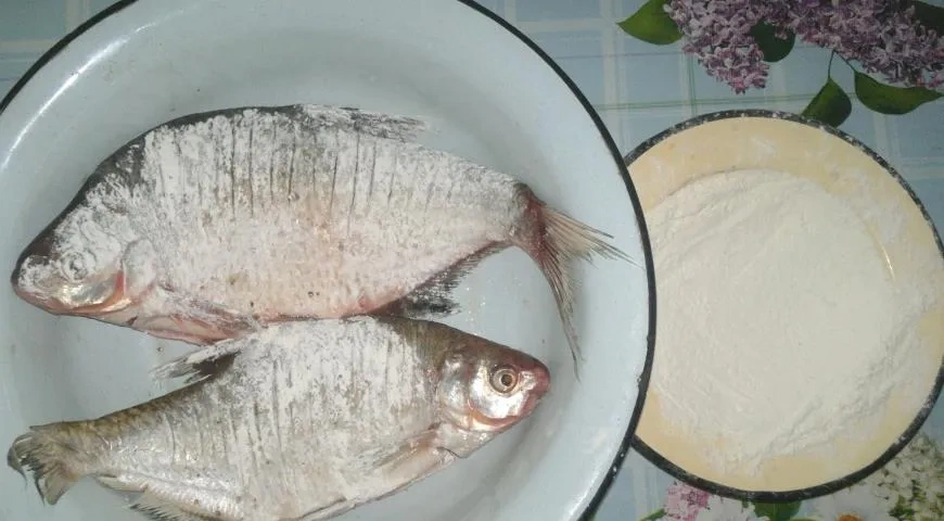 Лещи, запечённые в сметане: шаг 3