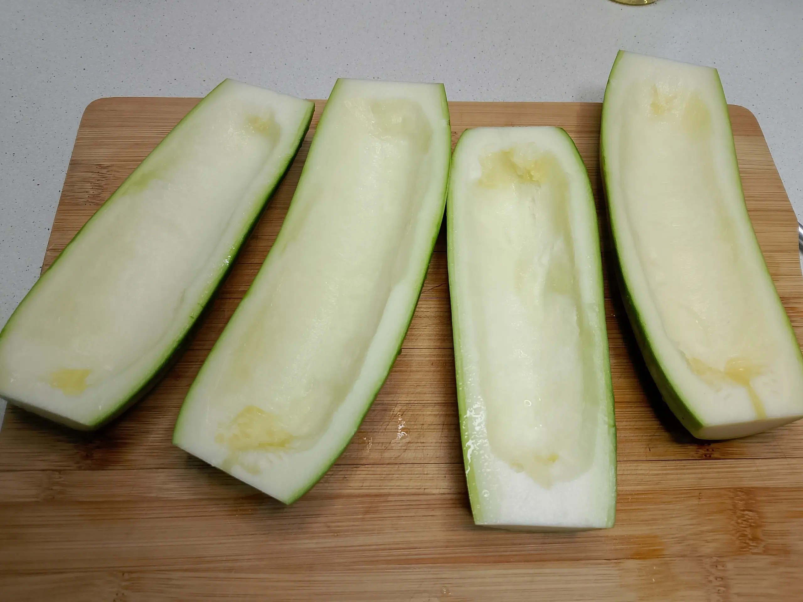 Шаг 3: Лодочки из кабачков с куриным фаршем