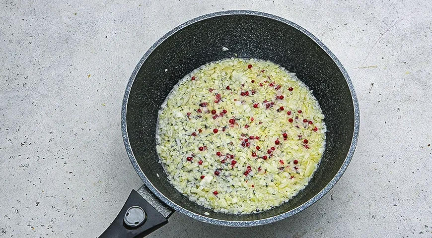 Лосось в сливочном соусе и вине: шаг 3