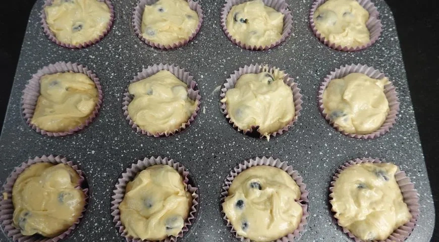 МАФФИНЫ С ЧЕРНИКОЙ ( ВКУСНОТИЩА К ЧАЮ ).: шаг 3