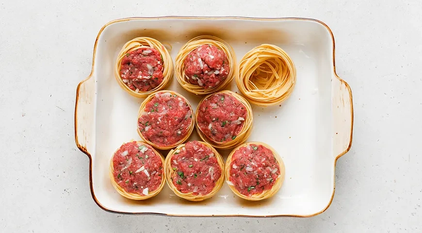 Макароны-«гнезда» с фаршем под сметанным соусом: шаг 3