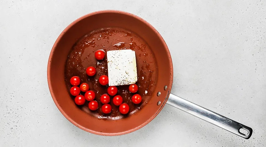 Макароны с брынзой и помидорами на сковороде: шаг 3