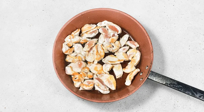 Макароны с курицей и грибами на сковороде: шаг 3