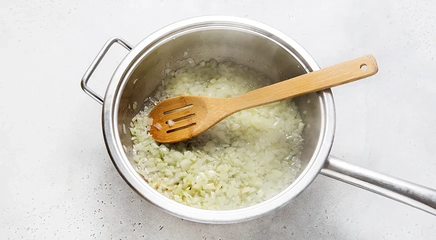 Макароны с сосисками под сливочным соусом: шаг 3